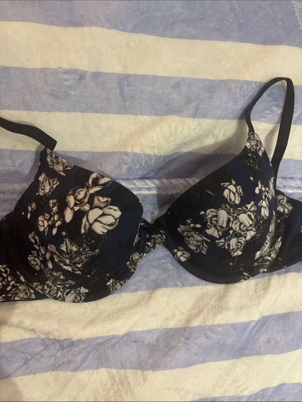 Maidenform Navy and White Floral Underwire Bra